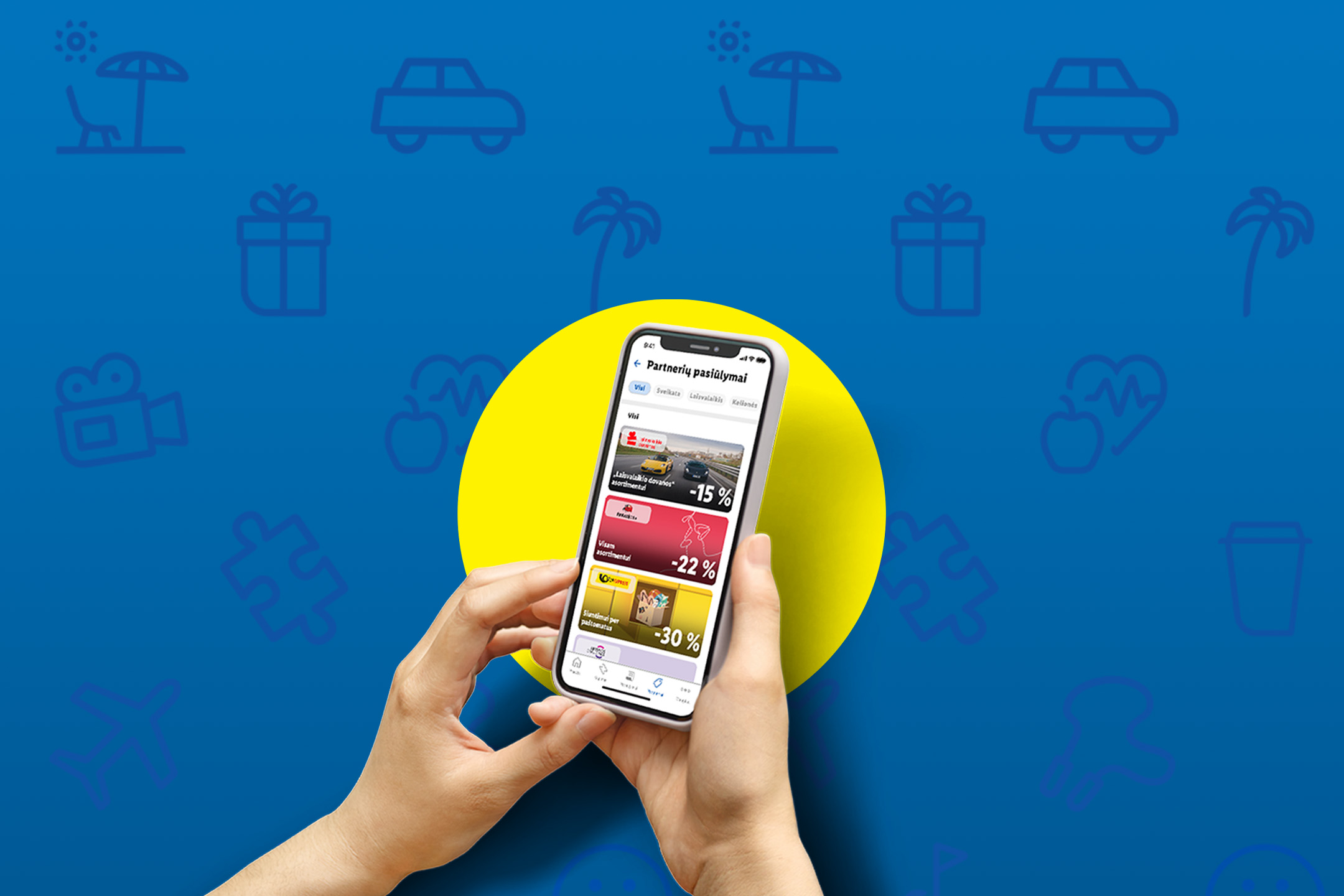 Rankos laiko telefoną su partnerių pasiūlymais, fone – mėlynas fonas su įvairiomis piktogramomis.