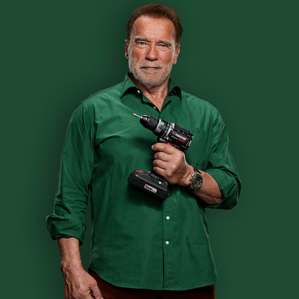 Arnoldas Schwarzeneggeris laiko Parkside grąžtą.